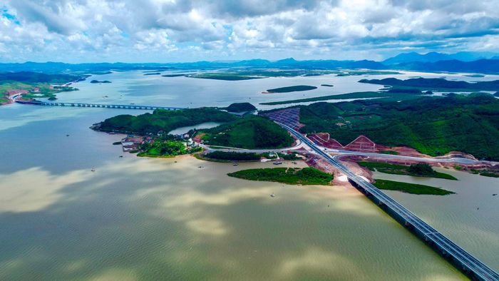 Dự án đường cao tốc Vân Đồn - Móng Cái được khởi công vào tháng 4/2019, có tổng chiều dài khoảng 80 km, quy mô đường cao tốc 4 làn xe, vận tốc tối đa 120 km/giờ với tổng kinh phí hơn 11 nghìn tỷ đồng.