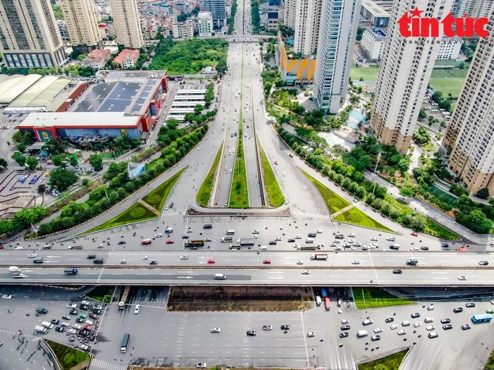 Hầm chui Vành đai 3 hướng từ Đại Lộ Thăng Long đến Trần Duy Hưng.