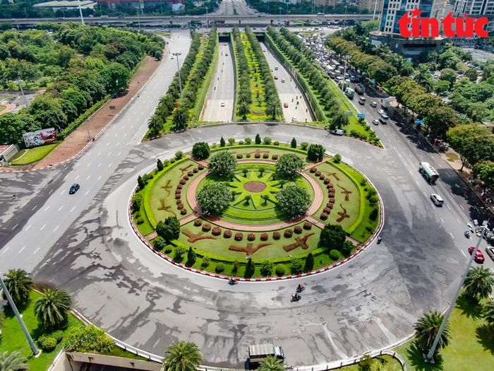 Đảo giao thông trước lối vào Trung tâm Hội nghị Quốc gia được trồng xen kẽ nhiều loại cây xanh bao phủ lấy nhau, tạo nên một màu xanh bắt mắt.