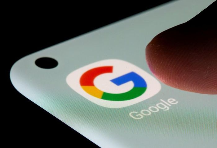 Biểu tượng của Google trên màn hình điện thoại thông minh. Ảnh: Reuters