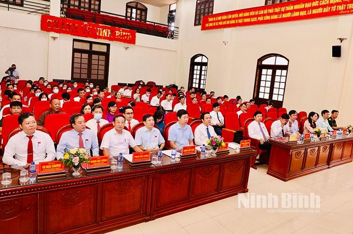 Các đại biểu dự kỳ họp.