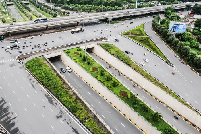 Nút giao Trung Hòa là 1 trong 5 nút giao có nhiều tầng giao thông nhất Hà Nội, với 3 tầng xe chạy, đã đi vào hoạt động năm 2016.