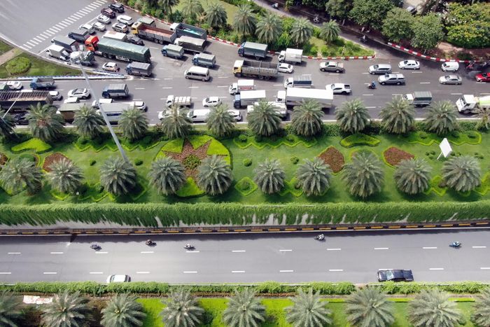 Phía bên cạnh hầm chui, cây xanh được trồng đẹp mắt