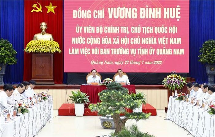 Quang cảnh buổi làm việc