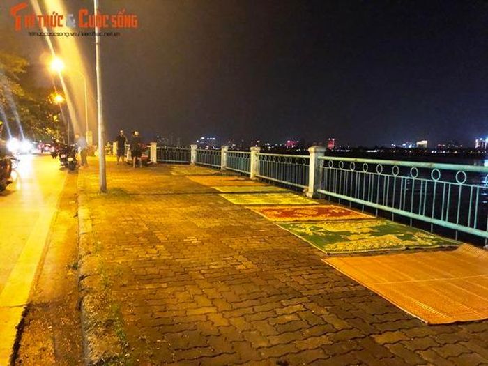 Các hộ kinh doanh trải chiếu lấn chiếm vỉa hè.