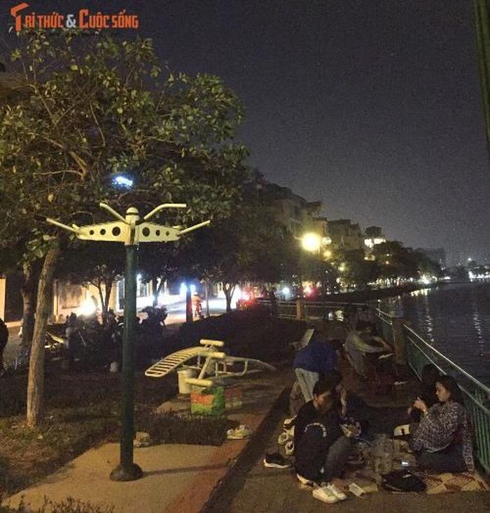 Đường dạo bị lấn chiếm thành nơi bán hàng.