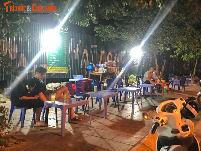 Vỉa hè chật kín không còn một lối nào cho người đi bộ.