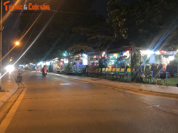 Vỉa hè bị các hàng, quán mặt đường chiếm dụng.
