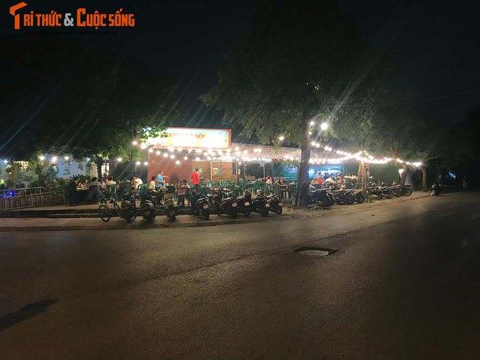 Mùa hè là mùa của những buổi tụ tập, nhậu nhẹt và vỉa hè lại bị biến thành hàng quán.