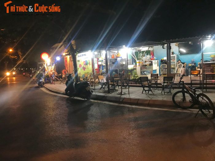 Các chủ cửa hàng không ngại "biến" vỉa hè thành nơi bày hàng hóa, bàn ghế phục vụ việc kinh doanh.