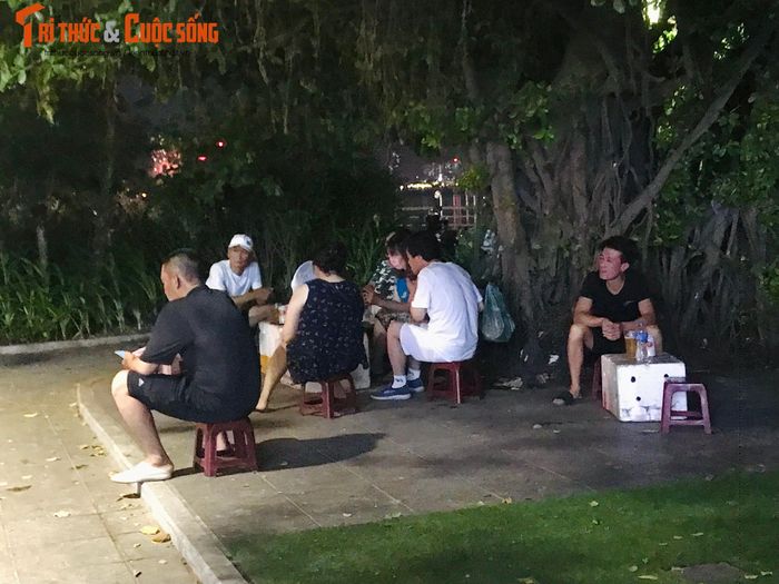 Quán hàng tự phát chiếm dụng không gian tập thể dục, đi bộ của người dân.