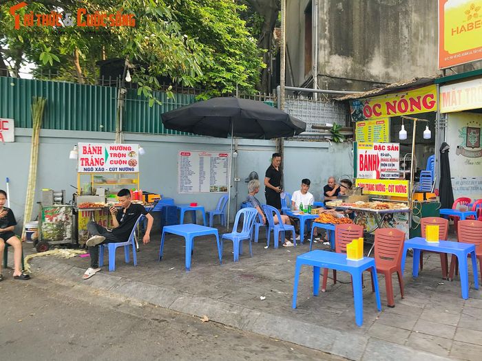 Cứ tầm chiều tối là người dân bày bàn ghế tràn lan.