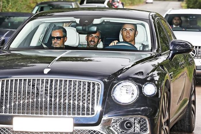 Ronaldo xuất hiện cùng Jorge Mendes trong lần trở lại MU