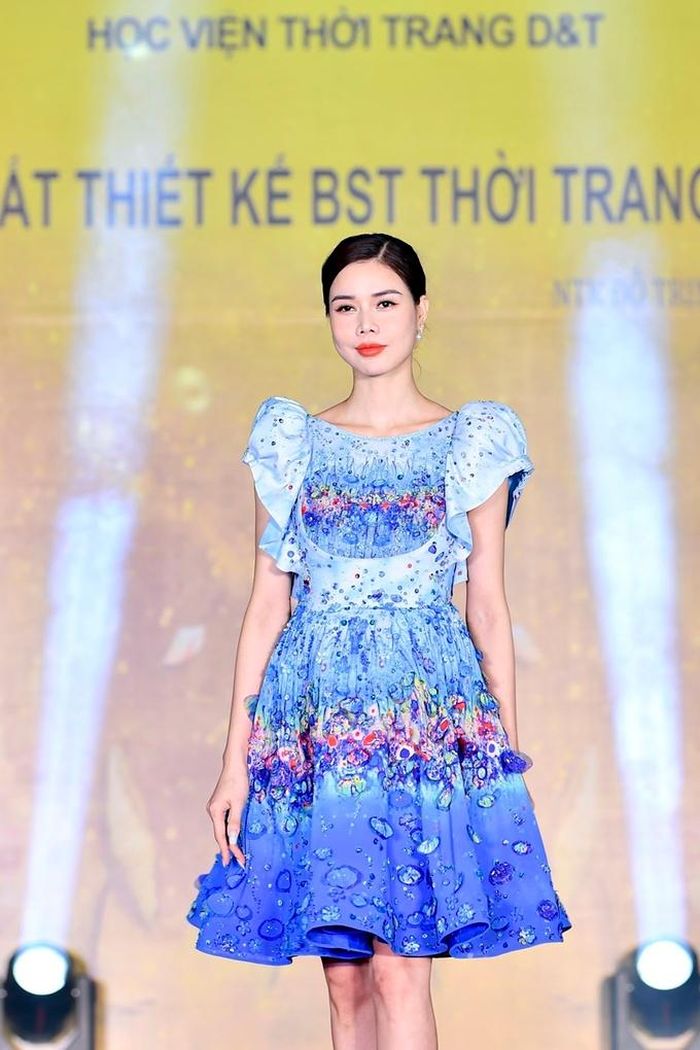 Thoa Trần được biết đến với nhiều BST kết hợp hoàn mỹ giữa trẻ trung, hiện đại và truyền thống