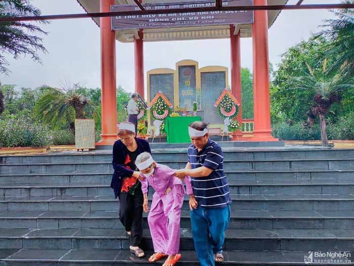 Cụ Lẩu được con gái duy nhất dìu lên để thắp hương trong lễ truy điệu và an táng liệt sỹ Võ Khi được tổ chức ngày 20/7. Ảnh: H.T