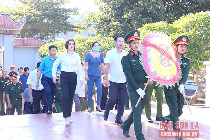 Lãnh đạo huyện Quỳnh Nhai dâng hương tưởng niệm các Anh hùng liệt sĩ.