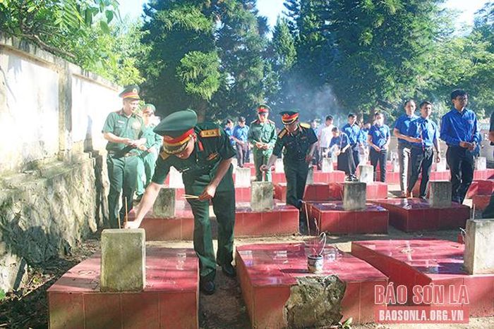 Cán bộ, chiến sỹ và ĐVTN dâng hương tại phần mộ của các liệt sỹ, tử sỹ tại Nghĩa trang Viện Quân y 6.