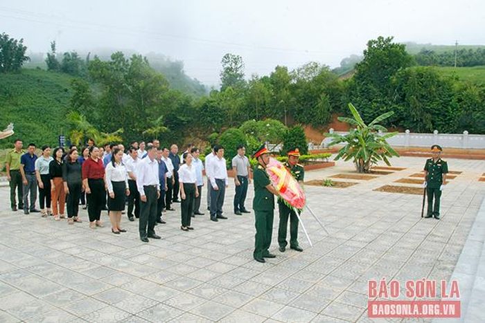 Lễ dâng hương tại Nghĩa trang liệt sĩ huyện Sốp Sộp.