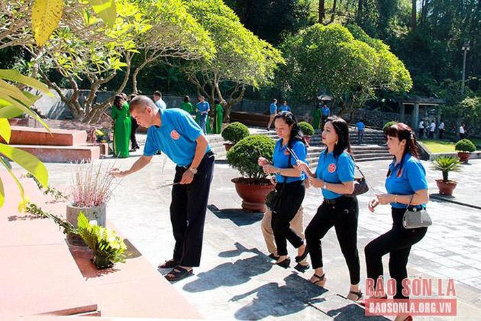 Hội viên Hội Lái xe 26 thắp hương trên các phần mộ liệt sỹ.