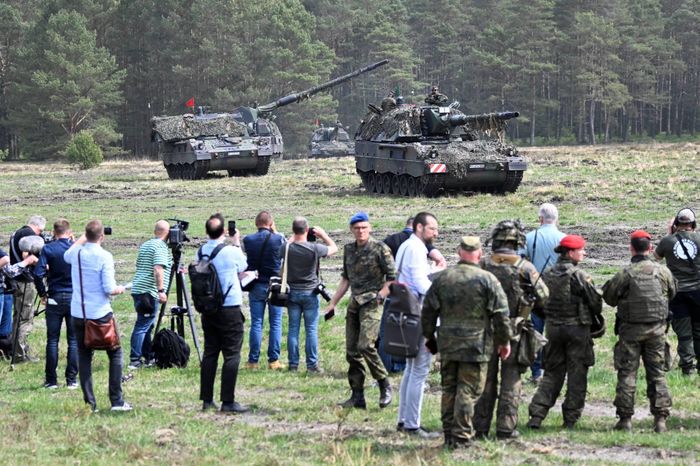 Chính phủ Đức đã đồng ý bán cho Ukraine 100 khẩu pháo tự hành hiện đại PzH 2000 theo hợp đồng trị giá 1,7 tỷ Euro (tức là một tổ hợp sẽ có giá 17 triệu Euro).