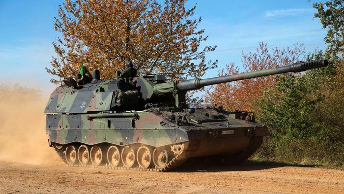 Con số trên chưa thống kê 3 tổ hợp PzH 2000 đã đến Ukraine chỉ vài ngày trước, dự kiến sẽ có thêm 3 khẩu pháo tự hành nữa được bàn giao trước khi kết thúc tháng 7, đi kèm những tổ hợp pháo phản lực phóng loạt M270 MLRS.