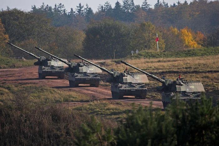 Lực lượng vũ trang Ukraine đang tích cực sử dụng 15 hệ thống pháo tự hành PzH 2000 , 5 khẩu trong số đó được chuyển giao bởi Hà Lan và 10 khẩu còn lại của Đức.