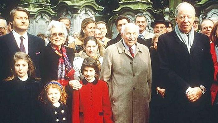 Ra đời từ thế kỷ XVIII, gia tộc Do Thái Rothschild có nguồn gốc từ Frankfurt, Đức. Họ được mệnh danh là trung tâm giao dịch tài chính toàn cầu từ những năm 1760. Ông Mayer Amschel Rothschild - người đứng đầu gia tộc - đã đưa 5 con trai vào 5 trung tâm tài chính lớn nhất châu Âu. Ảnh: Twitter.