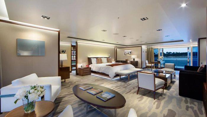 Khoang chính của du thuyền có tổng diện tích 250 m2 với phòng ngủ, ghế sofa, bàn làm việc và lối đi sang các khoang khác. Ảnh: Boat International.
