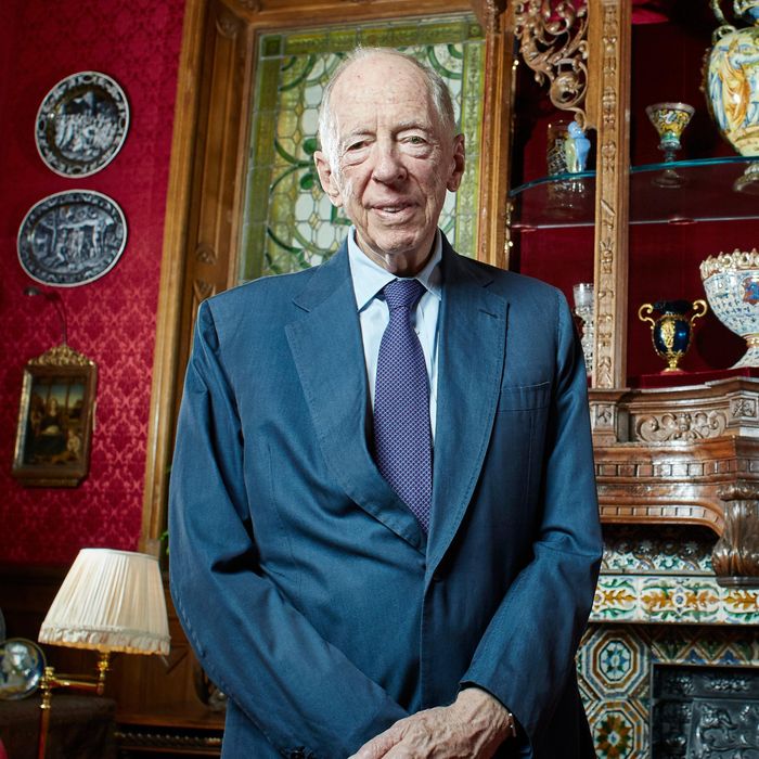 Ngày nay, gia tộc Rothschild không chỉ nắm tay trong các ngành công nghiệp dầu khí, khai thác và kinh doanh rượu, mà còn sở hữu nhiều đất đai. Ảnh: The Times.