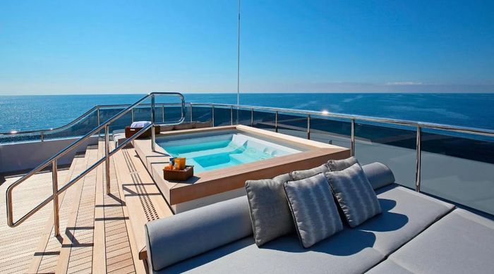 Ông Rothschild cho thuê du thuyền với giá 725.000 USD/tuần vào mùa hè và 650.000 USD trong mùa đông. Ảnh: Boat International.
