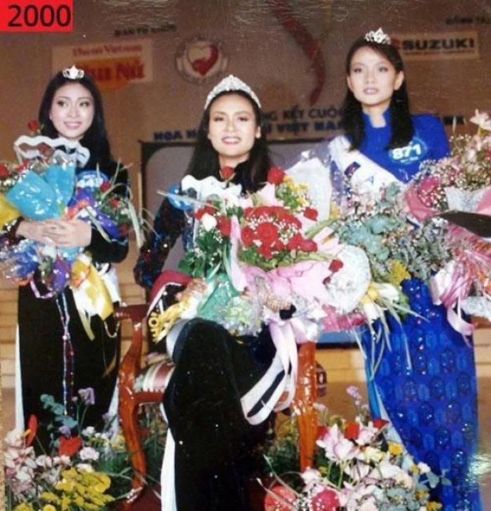 Ngô Thanh Vân (bìa trái) lúc mới đăng quang cuộc thi Hoa hậu Phụ nữ Việt Nam qua ảnh do Tạp chí Thế giới Phụ nữ tổ chức
