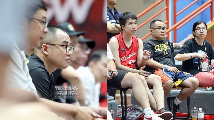 Rapper MPaKK (Trần Minh Phương) của nhóm nhạc Da LAB cũng tới xem trận đấu giữa Thang Long Warriors vs Danang Dragons. Nếu như bạn là một “fan ruột” của bóng rổ, chắc chắn không còn lạ mặt với nam rapper này tại các trận VBA. Anh thường xuyên xuất hiện trên hàng ghế courtside để cố vũ cho các đội bóng