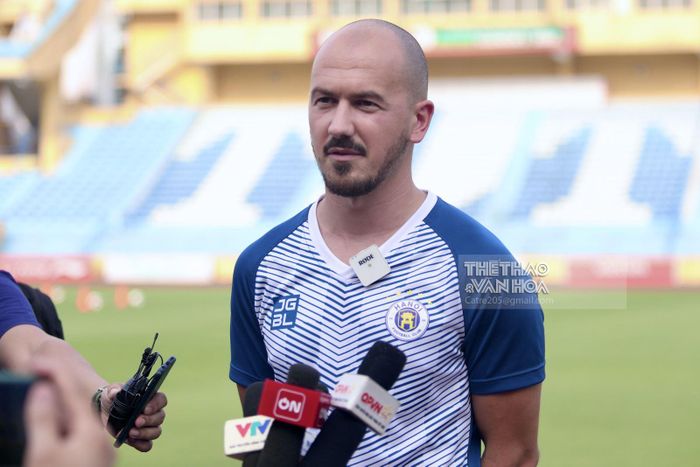 Tonci Mujan chia sẻ về quyết định tới chơi cho CLB Hà Nội và V-League tại Việt Nam vừa là một thách thức cho bản thân vừa là trải nghiệm mới trong sự nghiệp.