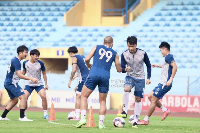  CLB Hà Nội đã có một buổi tập mở tại SVĐ Hàng Đẫy vào chiều ngày 28/7 chuẩn bị cho trận quyết đấu giành ngôi đầu bảng với SLNA vào Chủ Nhật (31/7).