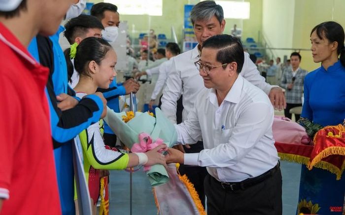 Ông Trần Việt Trường, Chủ tịch UBND TP Cần Thơ trao cờ lưu niệm cho các đội tham gia giải đấu.