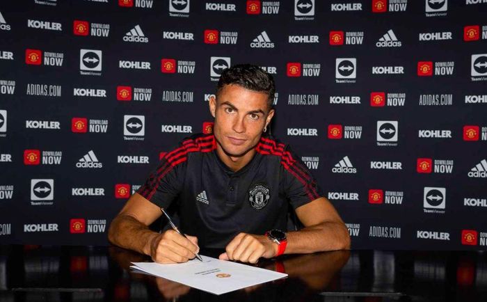 Hợp đồng Ronaldo ký với MU còn hạn 1 năm
