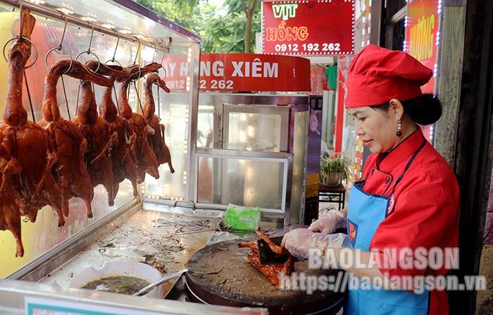 Chị Nguyễn Thị Hồng Xiêm bán vịt quay cho khách hàng