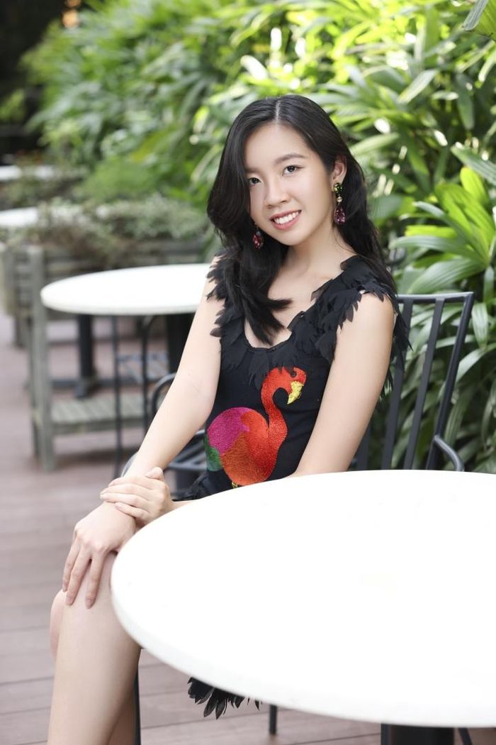 Dù có mẹ hoạt động nghệ thuật nhưng Alex không có ý định tham gia showbiz. Cô ham đọc sách và thích tìm hiểu về marketing. Alex đang học marketing tại một trường Đại học ở California, Mỹ. Vì du học từ sớm nên con gái MC Thanh Mai rất hiếm khi xuất hiện trước truyền thông Việt Nam.