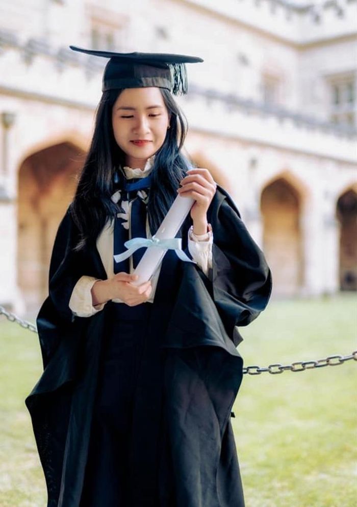 Kim Phượng nhận bằng thạc sĩ Đại học Melbourne. (Ảnh: NVCC)