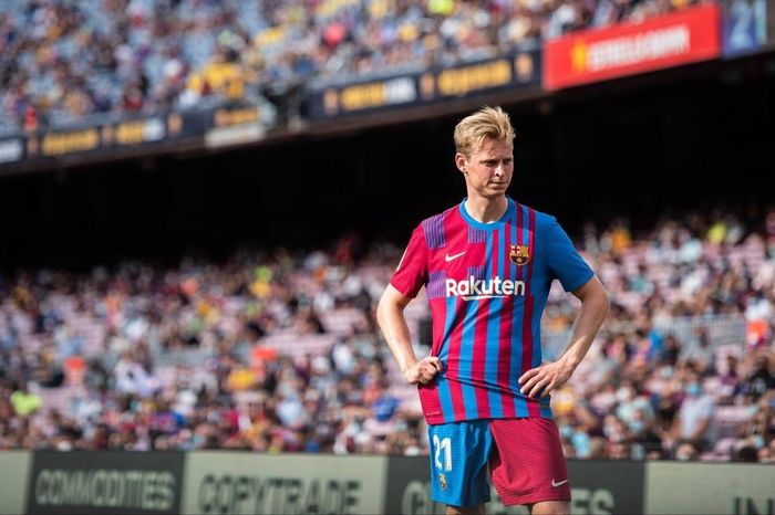  Đội chủ sân Old Trafford dành hơn 70 ngày để đàm phán với Barca. Họ đạt thỏa thuận về mức giá 75 triệu euro kèm 10 triệu euro điều khoản phụ. Tuy nhiên, De Jong chưa đồng ý thay đổi môi trường. Dù vậy, Barca đang làm mọi cách để ép De Jong ra đi. Chỉ như vậy, họ mới có thể đăng ký các tân binh Raphinha hay Robert Lewandowski.