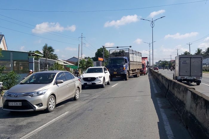 Vụ tai nạn khiến giao thông qua khu vực ùn tắc. Ảnh: Đ.T.