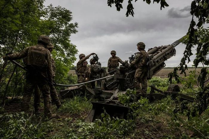  Các binh sĩ Ukraine bắn lựu pháo M777 155 mm do Mỹ cung cấp vào các vị trí của Nga ở vùng Donetsk, vào tháng 5. Ảnh: New York Times. 