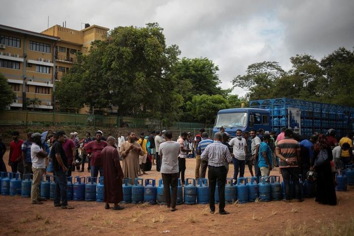 Người dân chờ mua gas tại thành phố Colombo, Sri Lanka hôm 23/7. Ảnh: Reuters.
