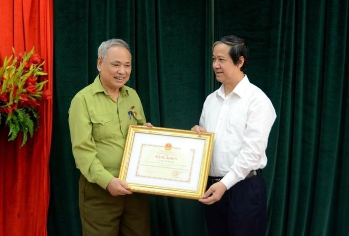 Bộ trưởng Bộ Giáo dục và Đào tạo Nguyễn Kim Sơn đã trao tặng Bằng khen cho ông Nguyễn Huy Kỳ. Ảnh: Bộ Giáo dục và Đào tạo