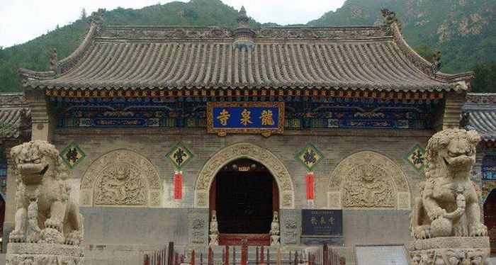 Các chuyên gia cũng đoán định được rằng trong ngôi mộ này nhất định cũng sẽ tìm được rất nhiều di vật lịch sử văn hóa có giá trị. Trước tình hình đó, nhiều chuyên gia hy vọng sẽ khám phá ra bí ẩn về chủ nhân của lăng mộ bằng cách mở quan tài vàng.