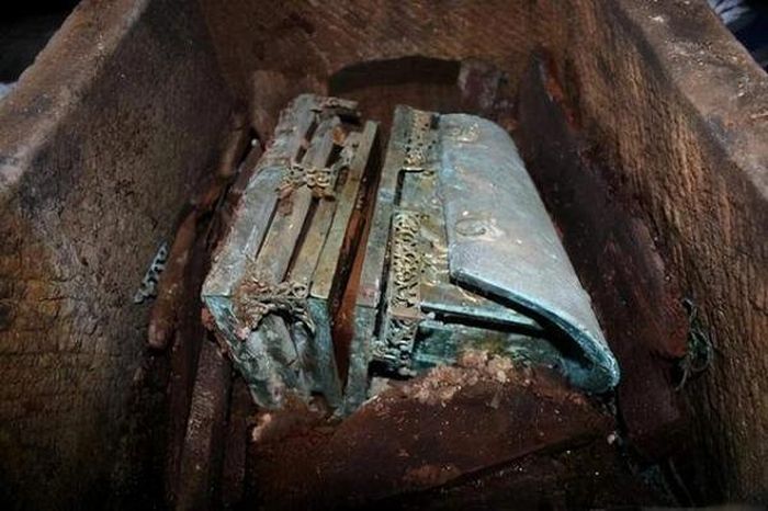 Sau khi quan tài được đào lên, các chuyên gia tại hiện trường đã không vội vàng mở nó ra ngay. Họ tiến hành tìm hiểu những dữ liệu liên quan đến bí mật thực sự của chiếc quan tài trước. 