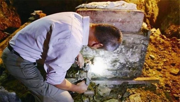 Trước tình hình đó, các chuyên gia buộc phải từ bỏ mong muốn mở quan tài vàng. Trong suốt quãng thời gian qua, họ cũng hi vọng có thể khám phá bí ẩn bên trong quan tài vàng với sự trợ giúp của kỹ thuật hiện đại đặc biệt.