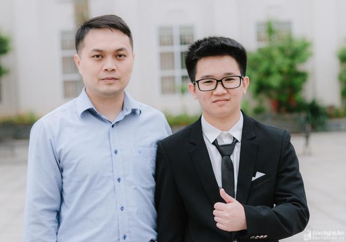 Phan Văn Thành và thầy giáo chủ nhiệm. Ảnh: NVCC