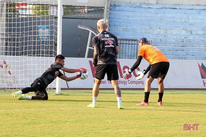 Các thủ môn tích cực tập làm quen với trái bóng trên mặt sân Hà Tĩnh.