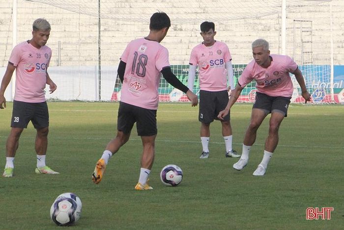 Sau bài khởi động, toàn đội chia nhóm tập chuyền bóng ngắn trong không gian hẹp.